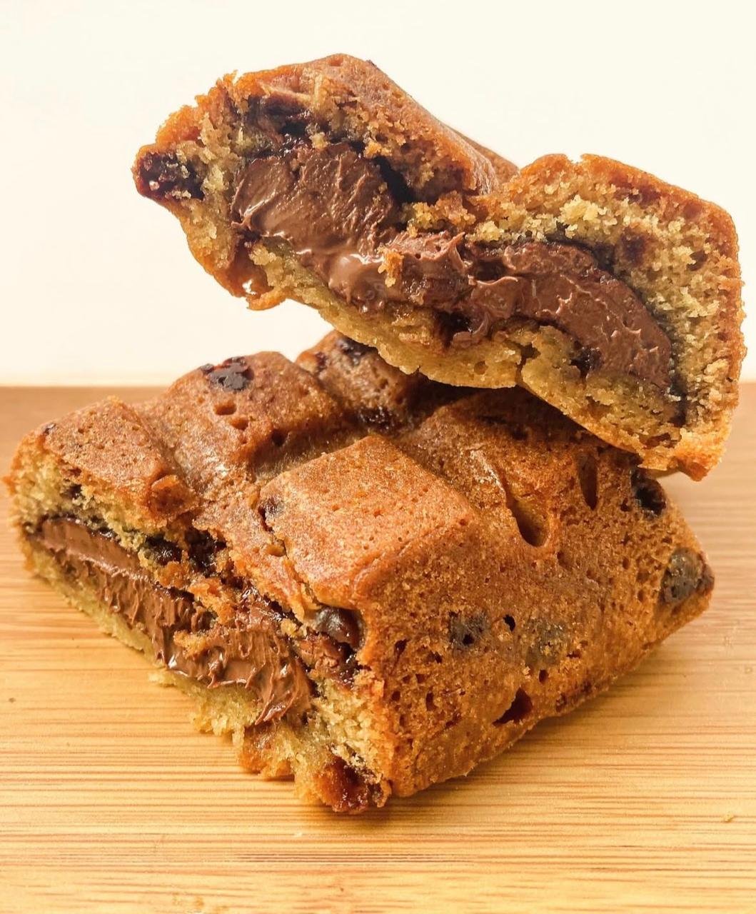 Barra Cookie de 300g partida ao meio com recheio de Nutella