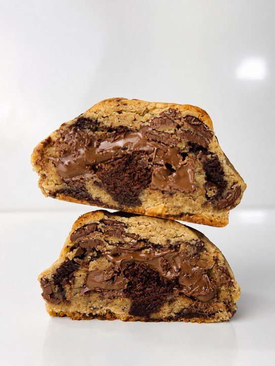 Cookie recheado com Nutella e pedaços de brownie
