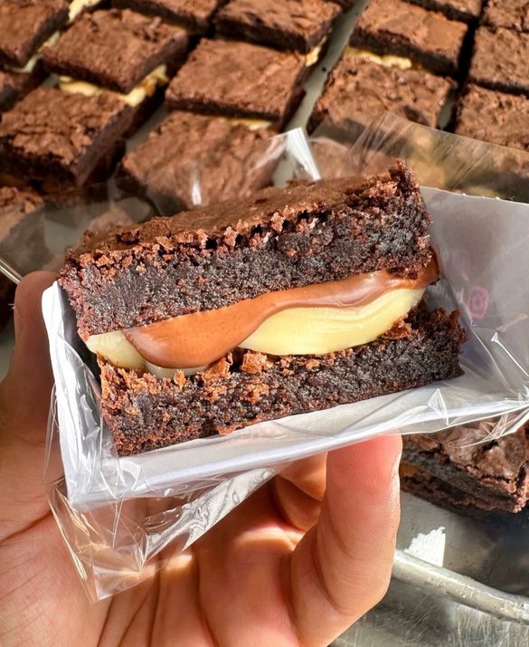 Brownie recheado com creme de ninho e doce de leite