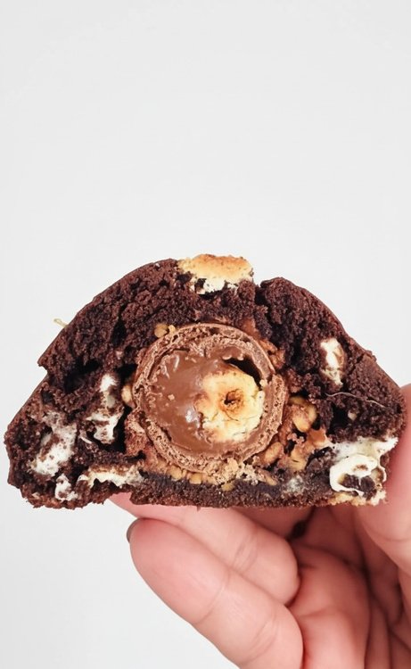 Cookie de cacau com bombom Ferrero Rocher inteiro no recheio
