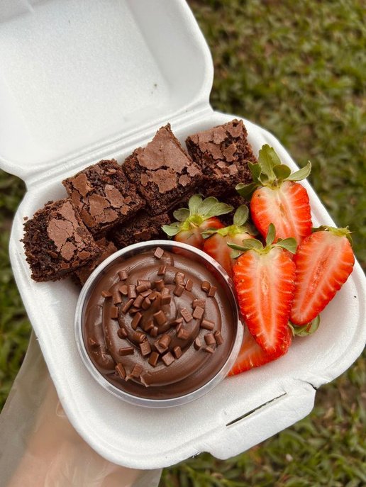 Fondue de brownie com potinho de creme e morangos