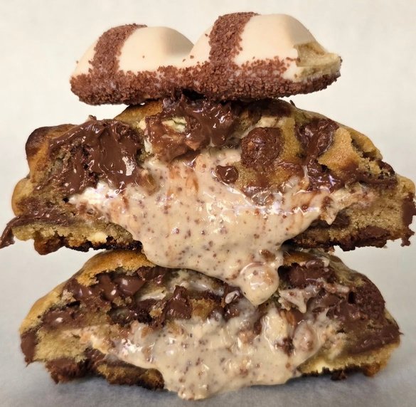 Cookie recheado com creme de Kinder Bueno artesanal