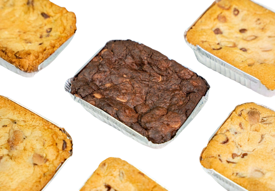 Marmitas de cookie e brownie assados em embalagem de alumínio