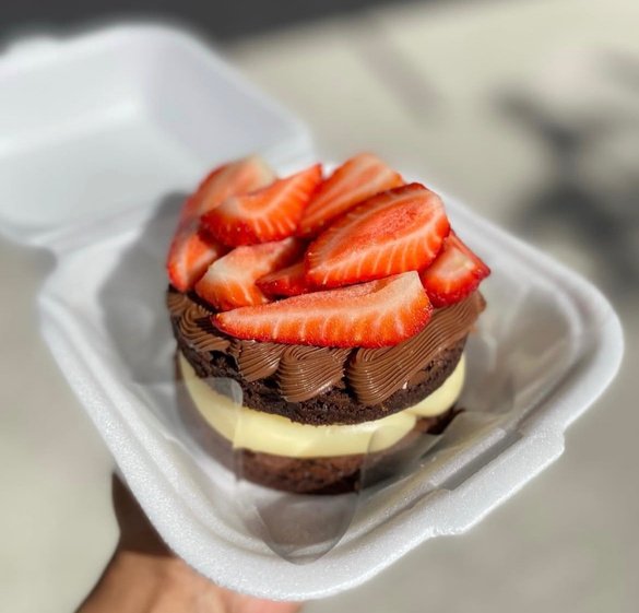 Naked brownie em camadas com creme e morangos por cima