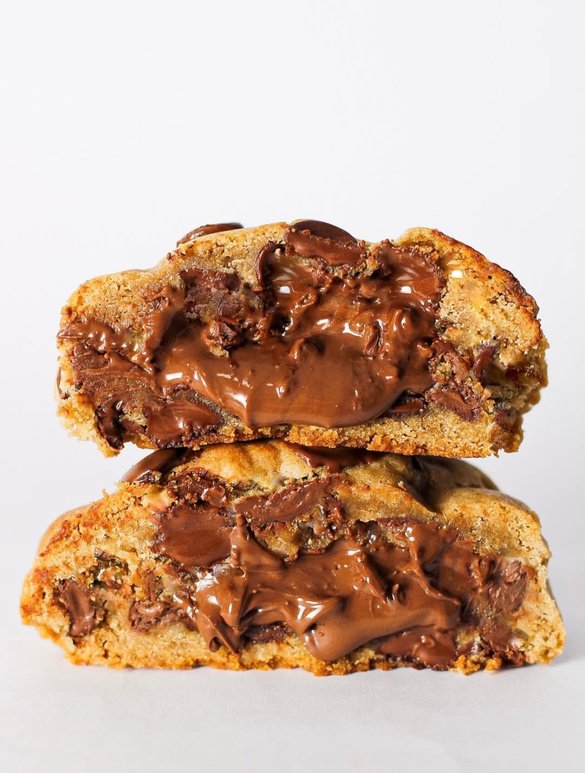 Cookie artesanal de 130g partido ao meio com recheio de Nutella escorrendo