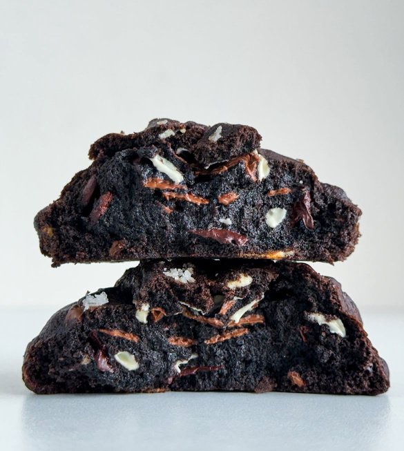 Cookie de cacau 100% com gotas de chocolate ao leite e branco